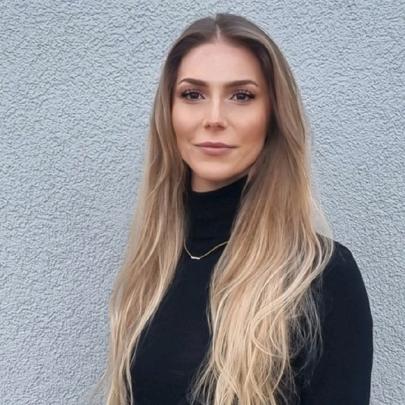 Frau Lara Neumann
